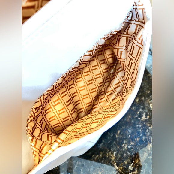 Tignanello Cream Buttery Leather Purse w/ Gold Hardware and Tons of Storage 👜 - Picture 8 of 9